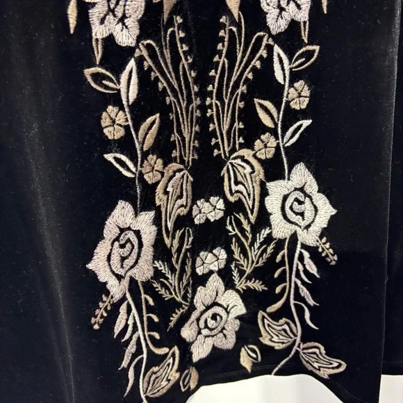 THML Black Velvet Floral Embroidered V-Neck Short Sleeve Top Bohemian Small - Picture 5 of 7